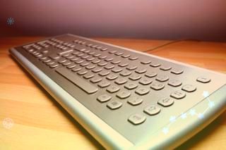 售价3500美元，华硕展示Zenbook17FoldOLED可折叠笔记本